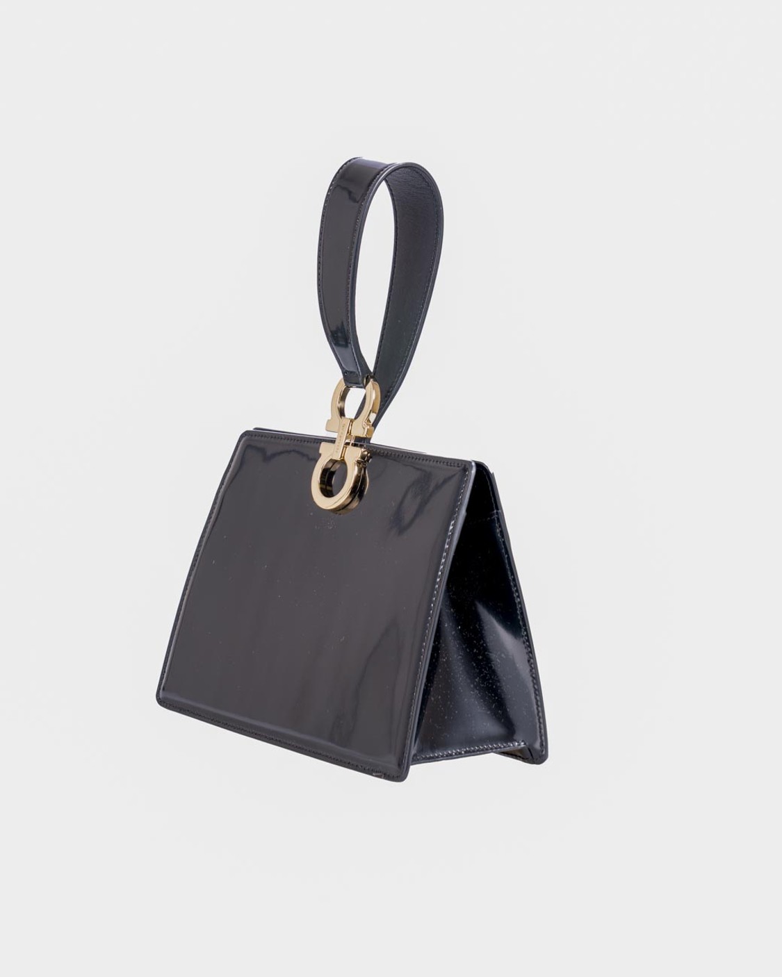 shop SALVATORE FERRAGAMO  Borsa: Salvatore Ferragamo Mini clutch Gancini.
Bracciale con doppio Gancini permette di indossarla al polso e nasconde la chiusura con bottone a pressione. 
Interno foderato e completato con fessura porta carte.
Altezza 15.5 CM  Lunghezza 20.5 CM  Profondità 8.0 CM.
Composizione: 100% Pelle.
Made In ITALY. 220958-786099 number 6735481